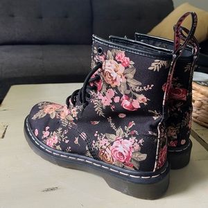 Dr. Marten’s Women’s Victorian Floral Canvas Boot | Size 8